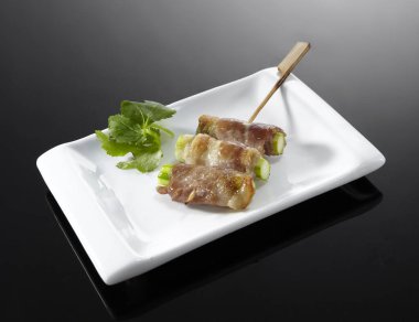 Lezzetli Japon yemekleri, ızgara biftek şişleri.