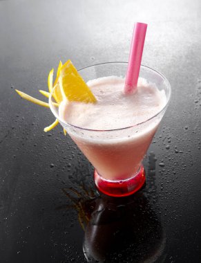 Japon içkisi siyah arka planda bardakta.