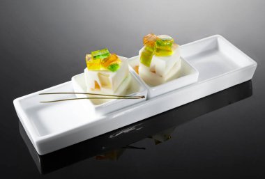 Lezzetli ve nefis bir tatlı, üç renkli puding.