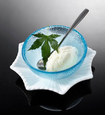 Nefis nefis bir tatlı, dondurmalı balo arka planı.