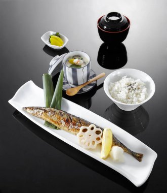 Lezzetli Japon mutfağı masada.