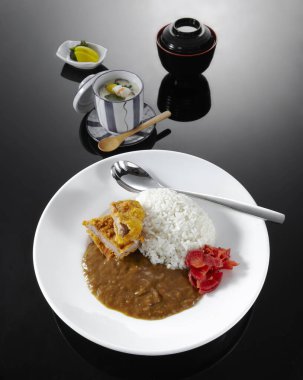 Taze ve lezzetli yemekler, körili domuz pirzolası seti.