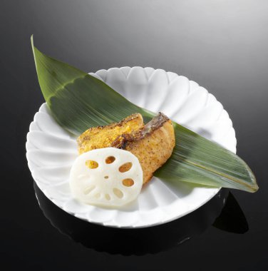 Taze ve lezzetli yemekler, kızarmış somon balığı.