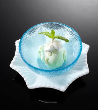 Lezzetli tatlı, naneli dondurma. 