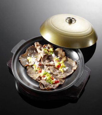 Lezzetli Japon yemekleri, yakiniku demir kapta dilimler.