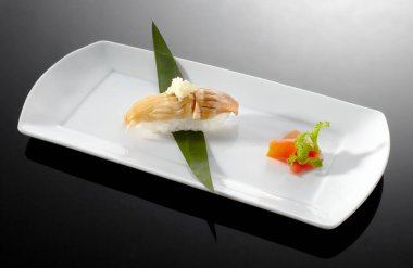 Lezzetli Japon yemekleri, kabuklu suşi.