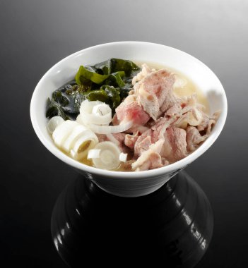 Taze ve lezzetli yemekler, yosun çorbası.