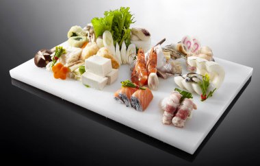 Taze güveç malzemeleri, ham malzeme tabağı.