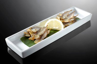 Lezzetli Japon yemekleri, balık atıştırmalıkları.