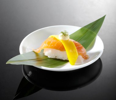 Japon yemeği, somon balığı, mango suşi.