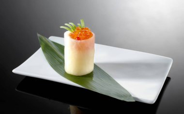 Nefis ve lezzetli Japon mutfağı, balık yumurtası ve turp atıştırmalıkları.