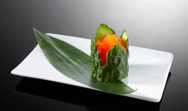 Suşi rulosunu kapat.