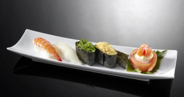 Japon mutfağı, deniz ürünleri suşi tabağı.