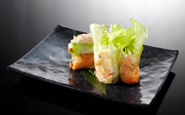 suşi somon ve peynir ile