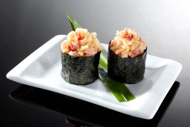 Geleneksel suşi rulosu, karides ve Japon yemeği.