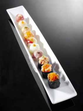 Suşi siyah arka plan üzerine kümesi