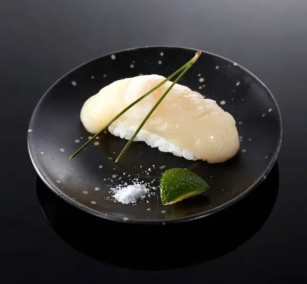 Lezzetli Japon Yemekleri Deniz Tuzu Kabuklu Suşi — Stok fotoğraf