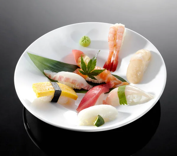 Lezzetli Japon Yemekleri Suşi Tabağı Kombinasyonu — Stok fotoğraf