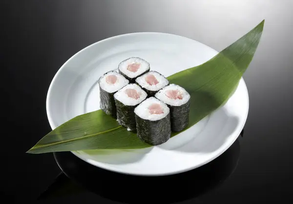 Japońskie Sushi Roll Ryżem Rybą Białym Tle — Zdjęcie stockowe