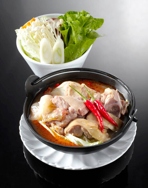 a cuisine photo of noodles with pork