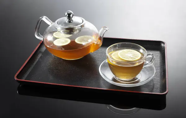 Tasse Tee Und Teekanne Auf Dem Tisch — Stockfoto