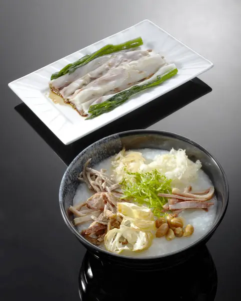 Cuisine Chinoise Traditionnelle Assortiment Ingrédients Crus Porridge Avec Des Rouleaux — Photo