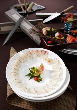 Japon kaiseki mutfağı, balık sashimi tabağı.