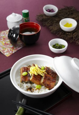 Japon kaiseki mutfağı, yılan balığı pilavı.