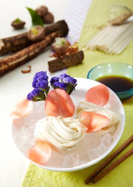 Japon kaiseki mutfağı, soğuk erişte.