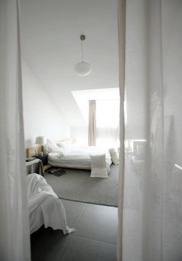 Modern otel odası, yatağı dairede.