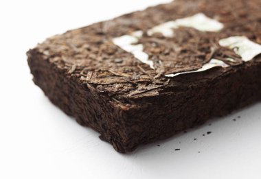 Beyaz bir arka planda izole edilmiş beyaz tabakta çikolatalı brownie.