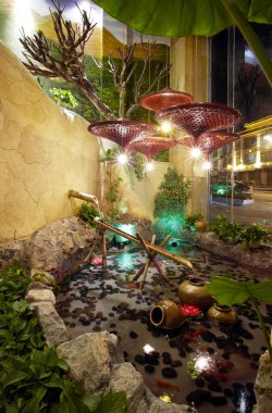 Güzel bir bahçenin gece sahnesi