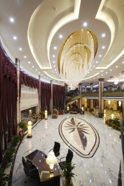 Modern bir otelin içinde.