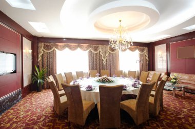 Modern masa ve sandalyelerle dolu lüks bir yer.