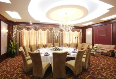 Modern bir restoranın içinde.