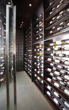 şarap şişeleri üst üste