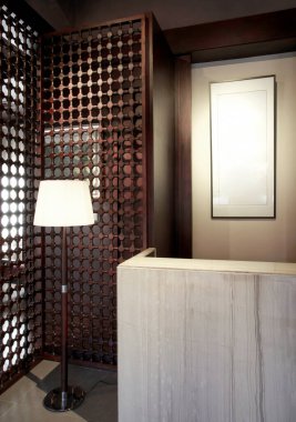 Otel odasında cam şişeli modern ahşap dolap.