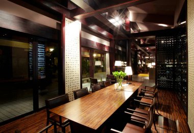 Gecenin bir yarısı bir restoranın içinde.