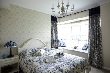 Yatak odası ve mavi perdeler.