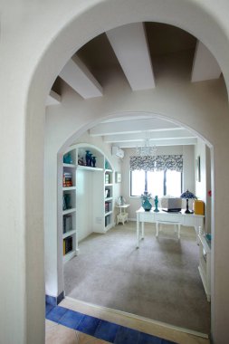 Modern bir apartmanın içinde.