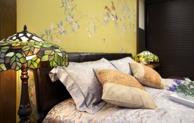 İçinde yatak odası ve çiçekler olan bir otel odası.