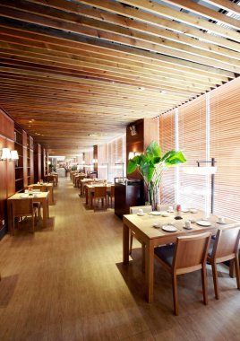 Şehirdeki bir restoranın içinde.