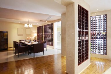 Şarap şişeleri sıraya dizildi.