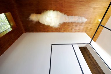 Modern evin beyaz tavanlı modern iç tasarımı.