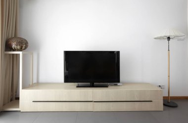 Modern oturma odası olan beyaz bir masaya kurulmuş televizyon.