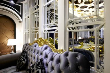 Modern bir apartmanın içinde.