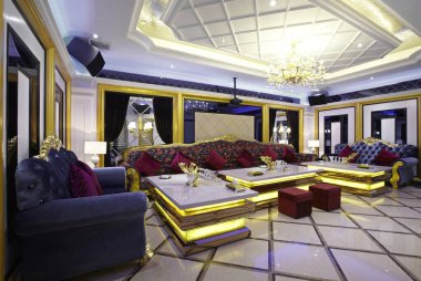 Modern bir otelin içinde.