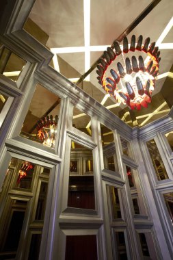 Aynalı lüks otel odası