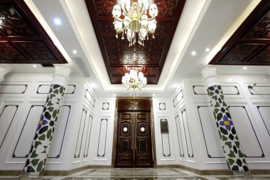 Şehirde lüks bir otelin içinde.