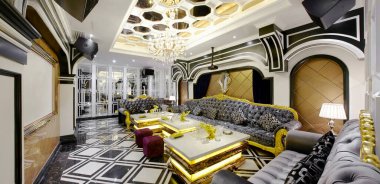 Modern bir otelin içinde.